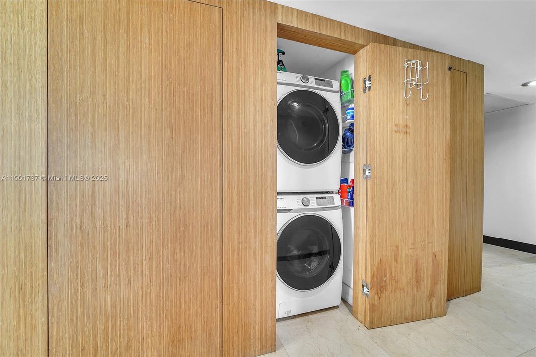 For Rent: $9,500 (3 beds, 2 baths, 1977 Square Feet)