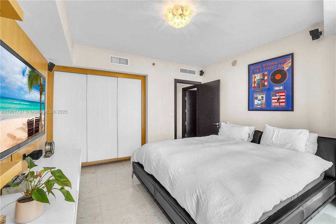 For Rent: $9,500 (3 beds, 2 baths, 1977 Square Feet)