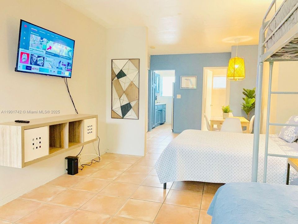 For Rent: $2,500 (0 beds, 1 baths, 409 Square Feet)