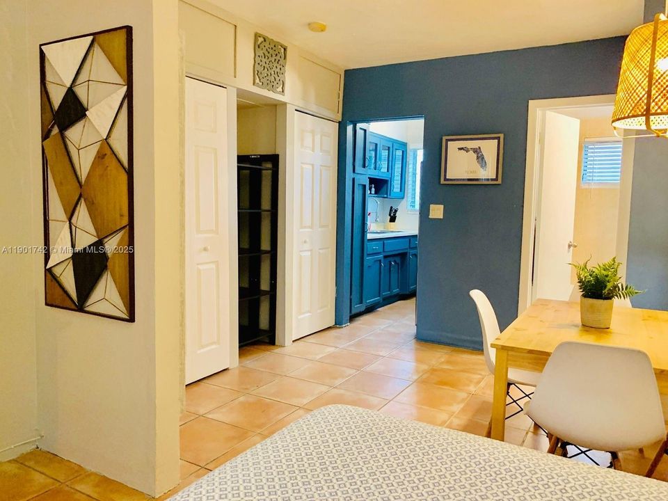 For Rent: $2,500 (0 beds, 1 baths, 409 Square Feet)