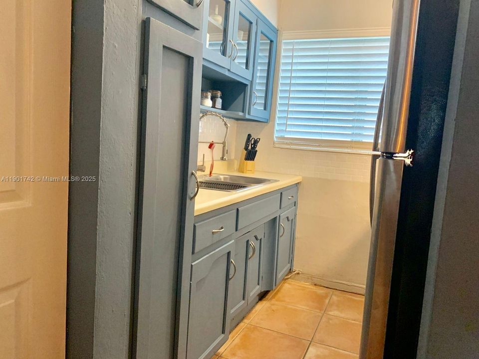 For Rent: $2,500 (0 beds, 1 baths, 409 Square Feet)