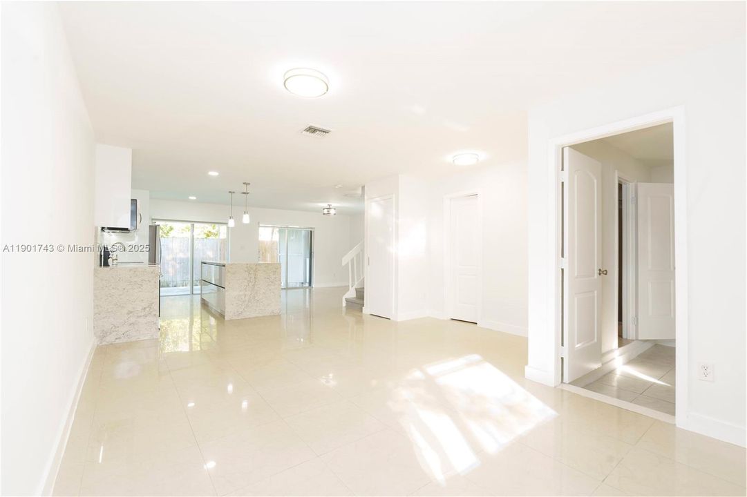 待售: $415,000 (4 贝兹, 2 浴室, 1828 平方英尺)