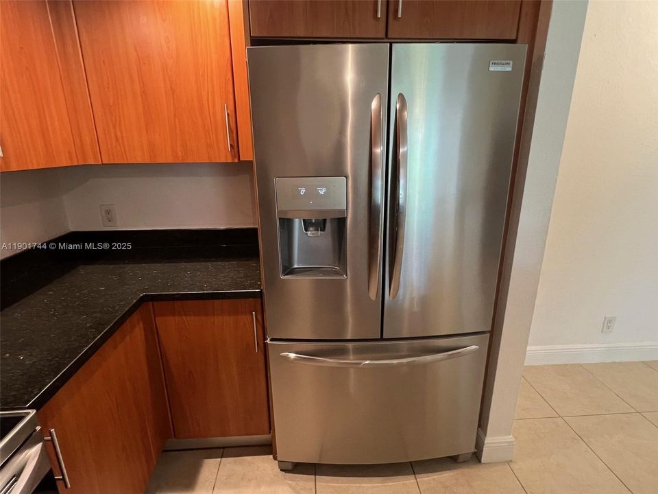 Recently Rented: $2,000 (2 beds, 2 baths, 1027 Square Feet)