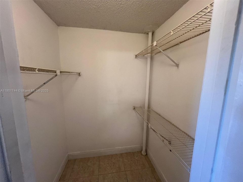 Recently Rented: $2,000 (2 beds, 2 baths, 1027 Square Feet)