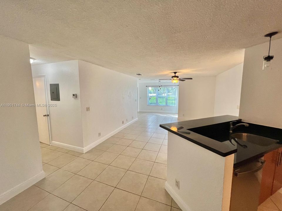 Recently Rented: $2,000 (2 beds, 2 baths, 1027 Square Feet)