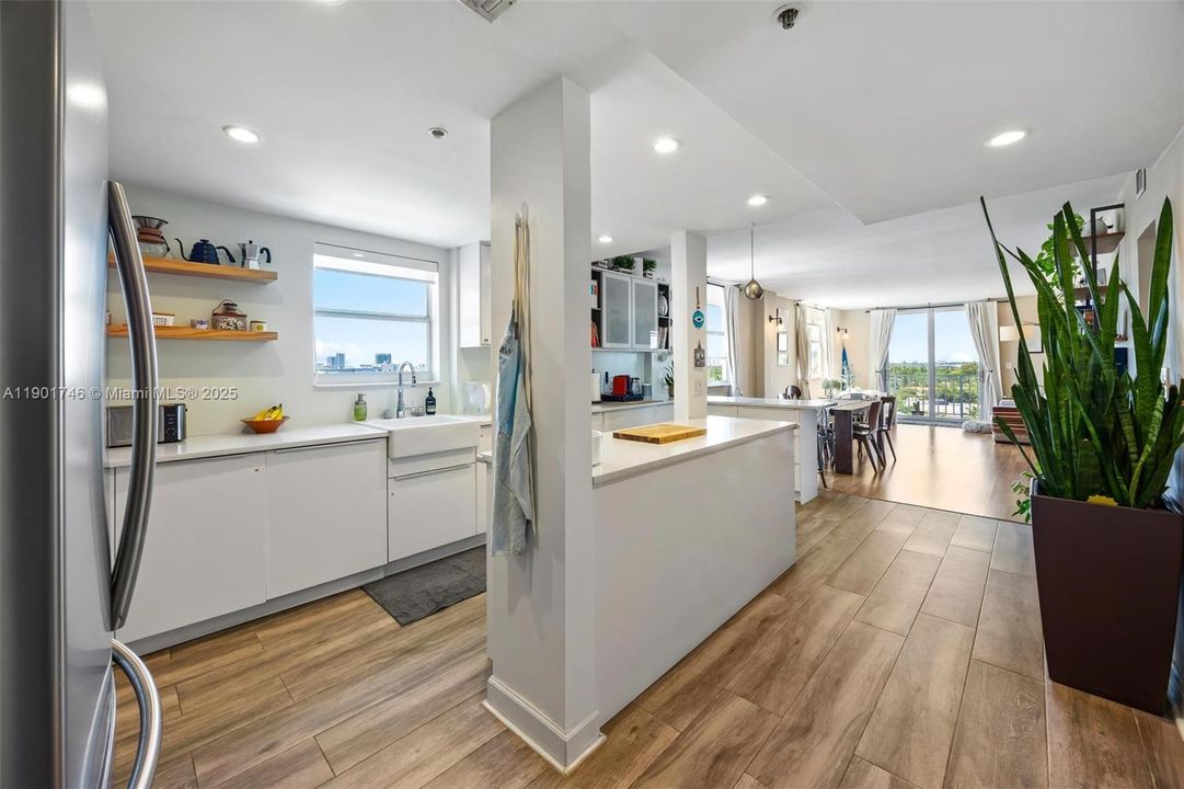 For Sale: $1,100,000 (2 beds, 2 baths, 1800 Square Feet)