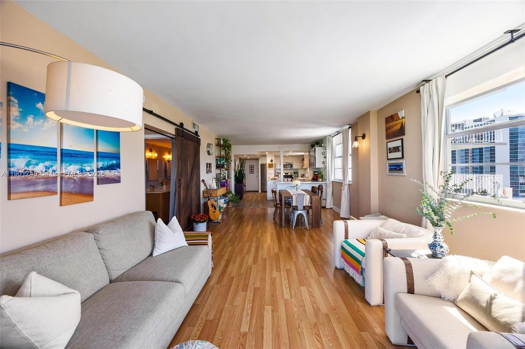 For Sale: $1,100,000 (2 beds, 2 baths, 1800 Square Feet)