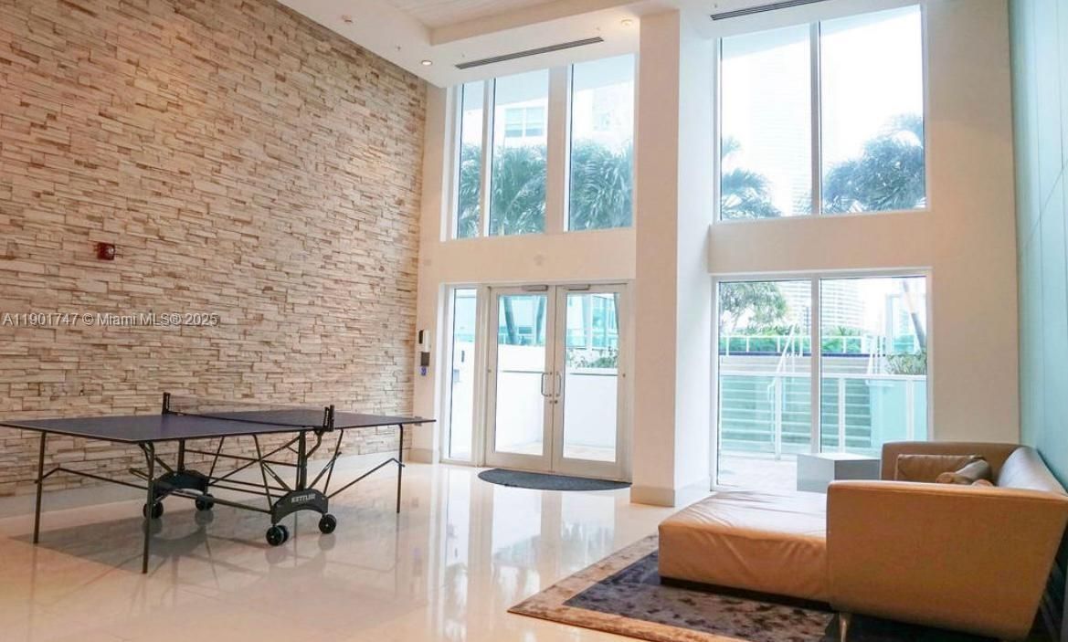 Recently Rented: $3,249 (1 beds, 1 baths, 981 Square Feet)