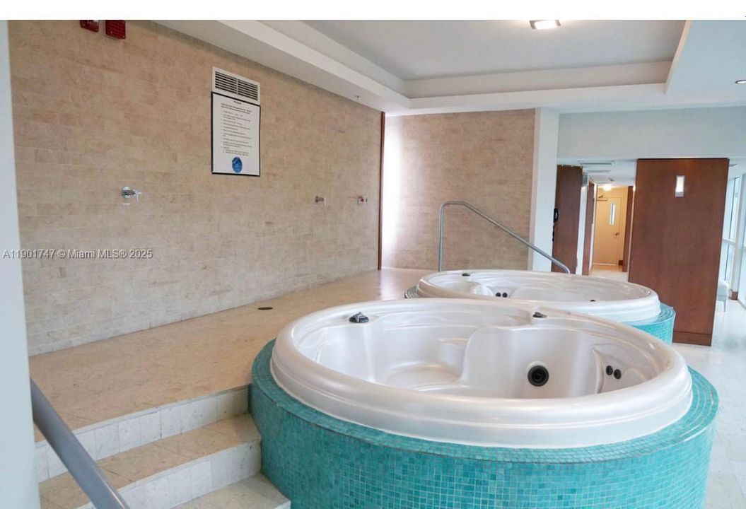 Recently Rented: $3,249 (1 beds, 1 baths, 981 Square Feet)