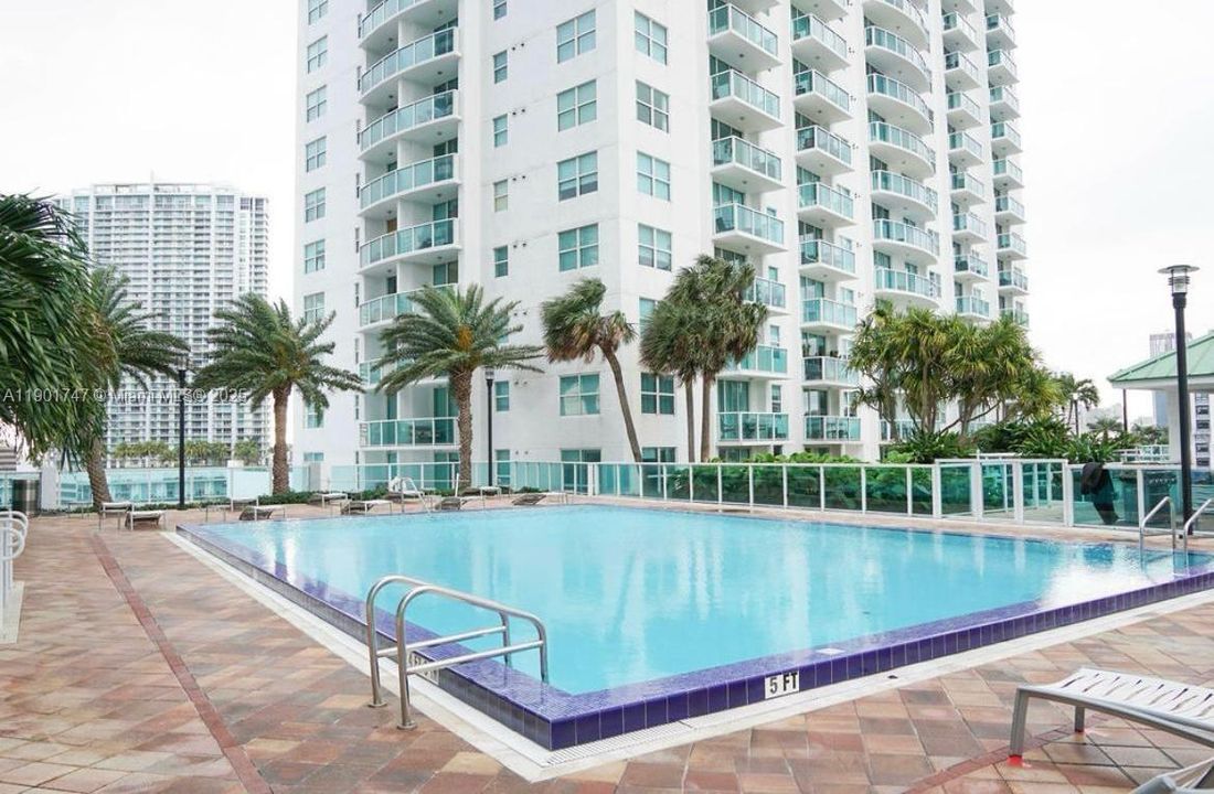 Recently Rented: $3,249 (1 beds, 1 baths, 981 Square Feet)