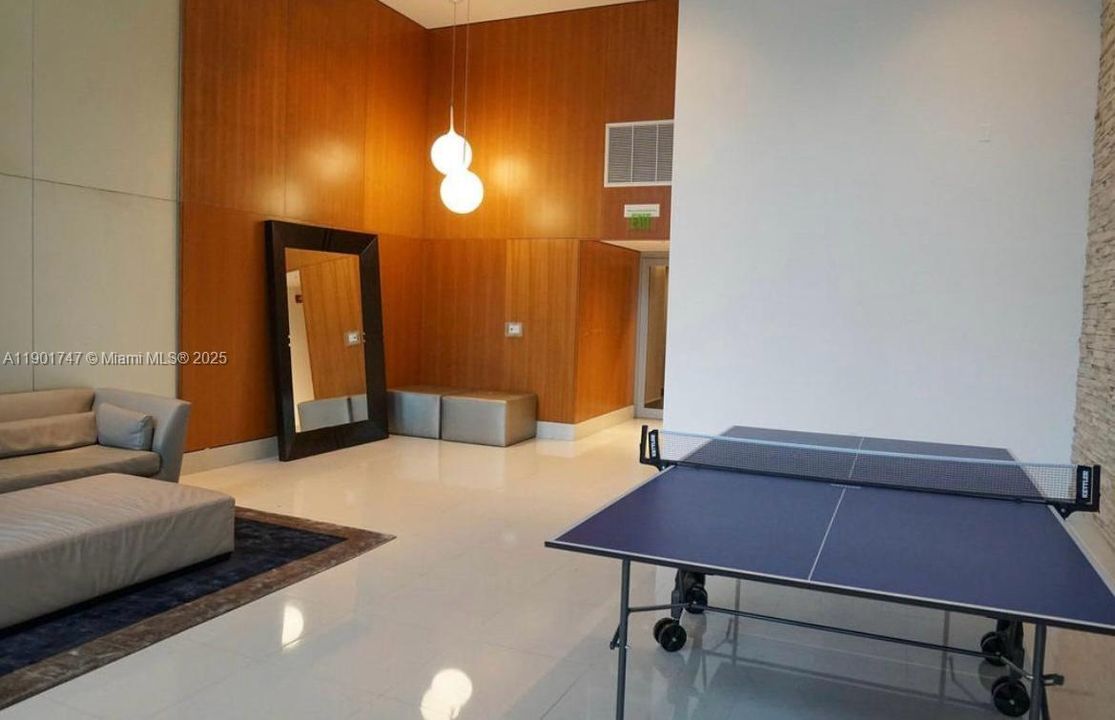 Recently Rented: $3,249 (1 beds, 1 baths, 981 Square Feet)