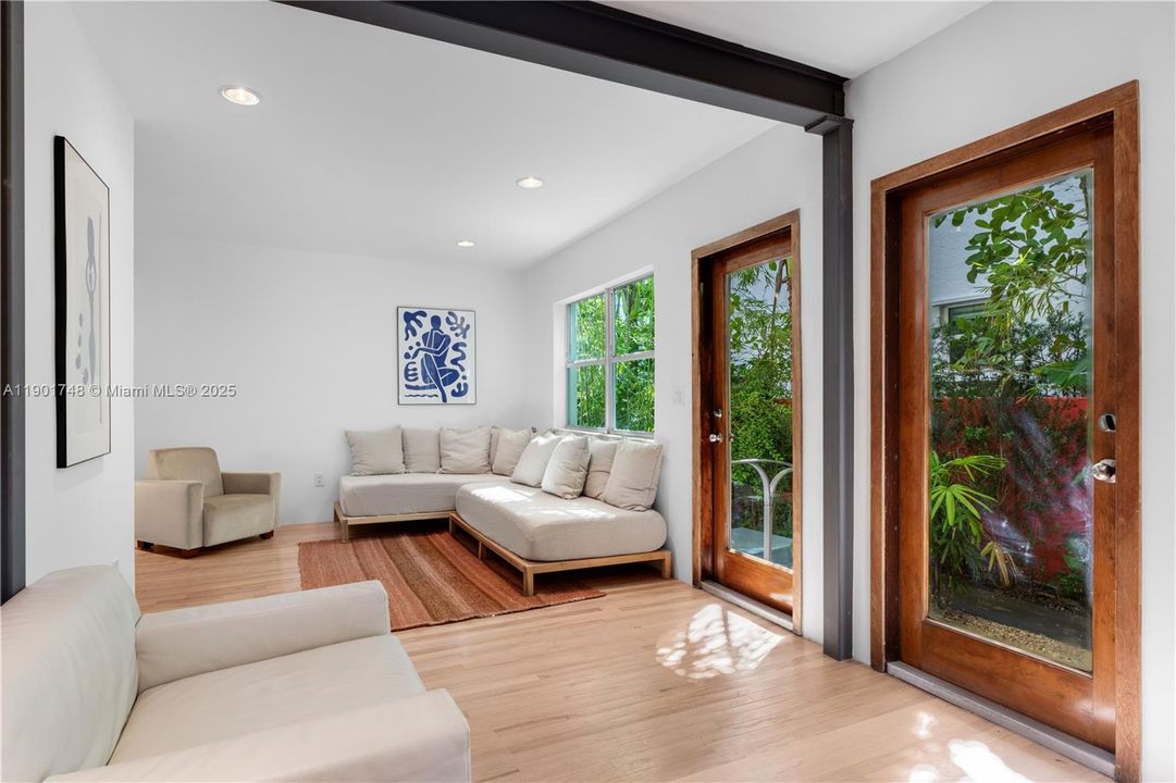 For Rent: $7,000 (1 beds, 2 baths, 922 Square Feet)