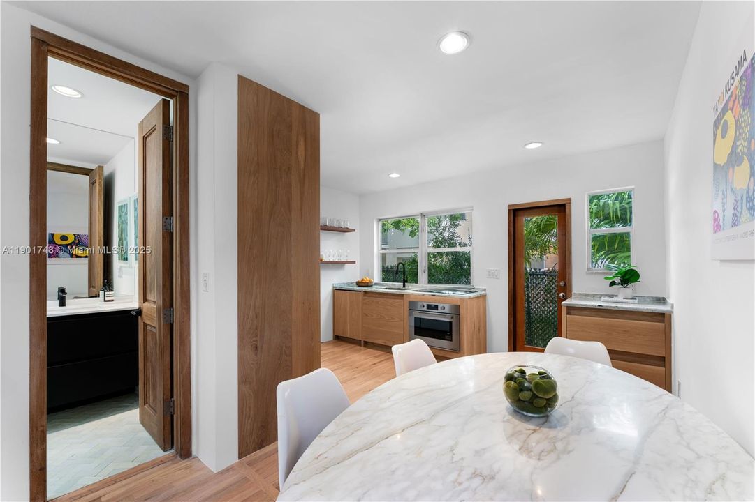 For Rent: $7,000 (1 beds, 2 baths, 922 Square Feet)