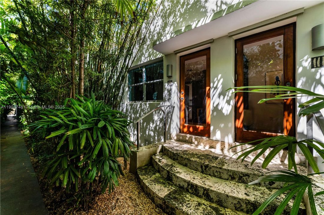 For Rent: $7,000 (1 beds, 2 baths, 922 Square Feet)