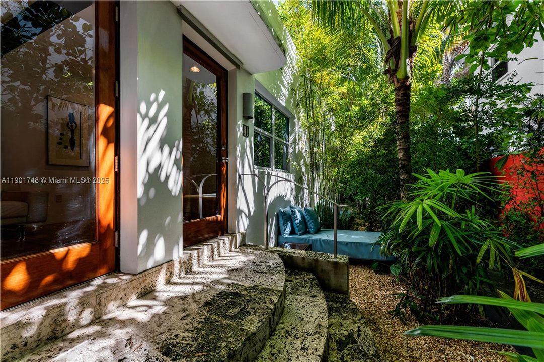 For Rent: $7,000 (1 beds, 2 baths, 922 Square Feet)