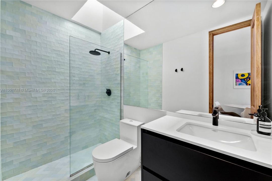 For Rent: $7,000 (1 beds, 2 baths, 922 Square Feet)