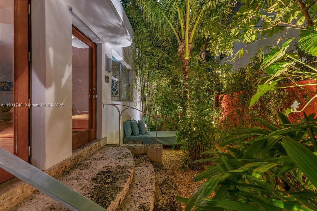 For Rent: $7,000 (1 beds, 2 baths, 922 Square Feet)