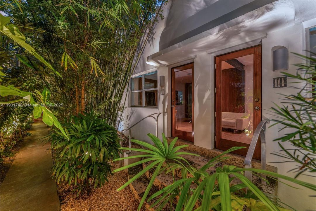 For Rent: $7,000 (1 beds, 2 baths, 922 Square Feet)