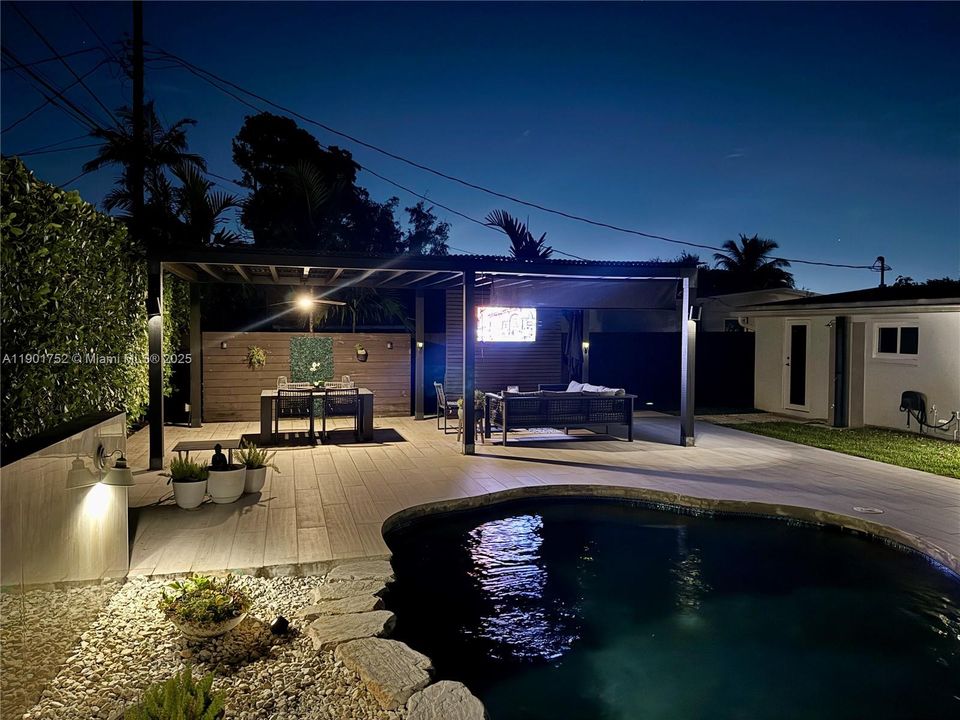 For Sale: $799,000 (3 beds, 2 baths, 1461 Square Feet)