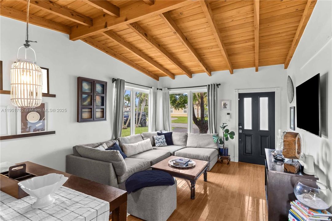 For Sale: $799,000 (3 beds, 2 baths, 1461 Square Feet)