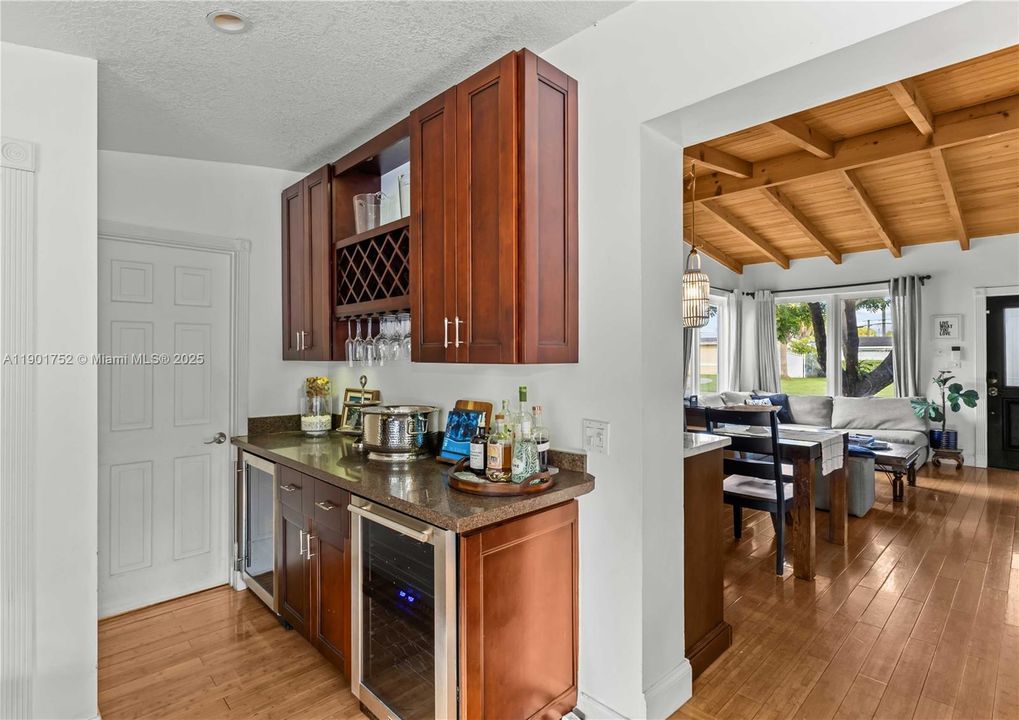 For Sale: $799,000 (3 beds, 2 baths, 1461 Square Feet)