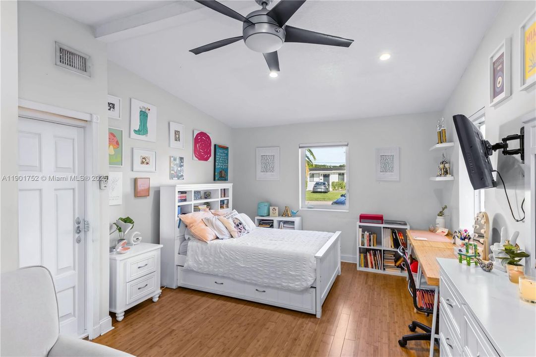 For Sale: $799,000 (3 beds, 2 baths, 1461 Square Feet)