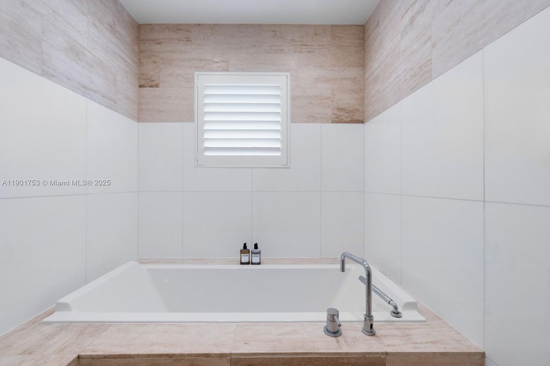 Active With Contract: $999,000 (1 beds, 1 baths, 831 Square Feet)