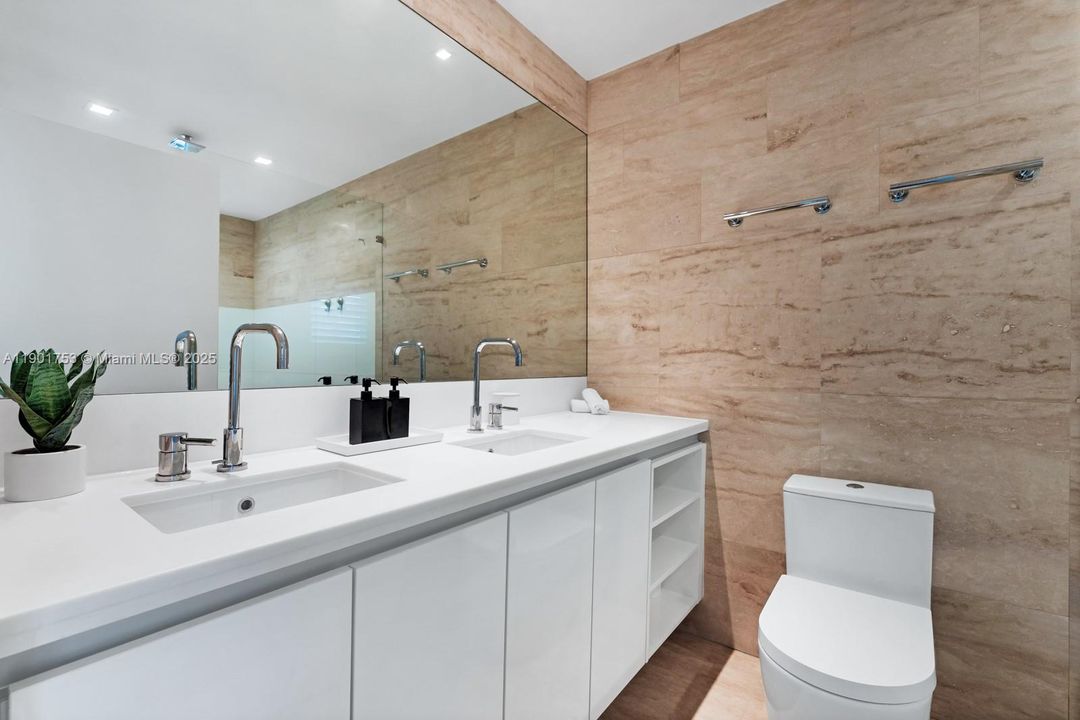 Active With Contract: $999,000 (1 beds, 1 baths, 831 Square Feet)