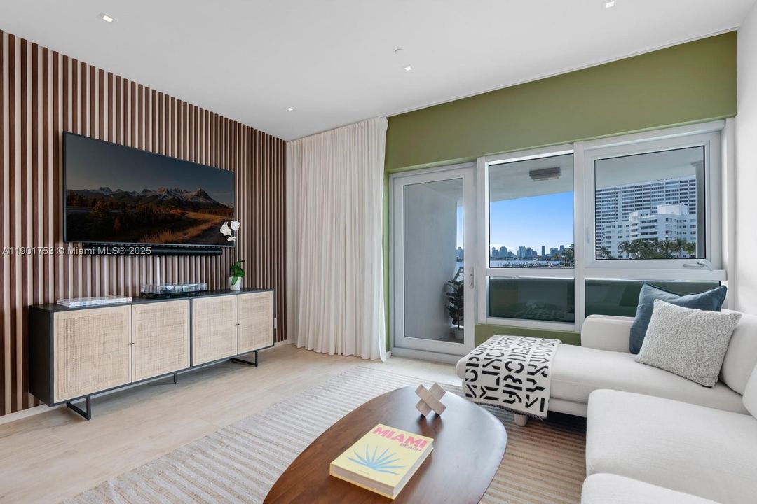 Active With Contract: $999,000 (1 beds, 1 baths, 831 Square Feet)