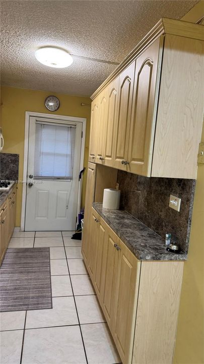 For Sale: $125,000 (1 beds, 1 baths, 691 Square Feet)