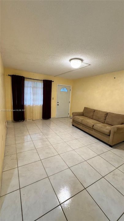 For Sale: $125,000 (1 beds, 1 baths, 691 Square Feet)