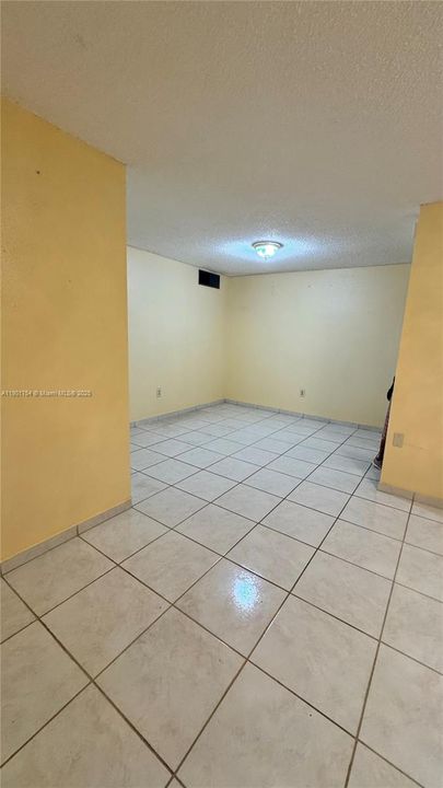 For Sale: $125,000 (1 beds, 1 baths, 691 Square Feet)