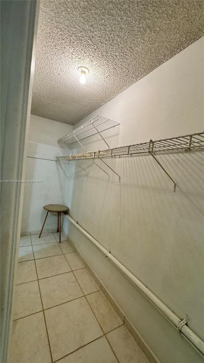 For Sale: $125,000 (1 beds, 1 baths, 691 Square Feet)