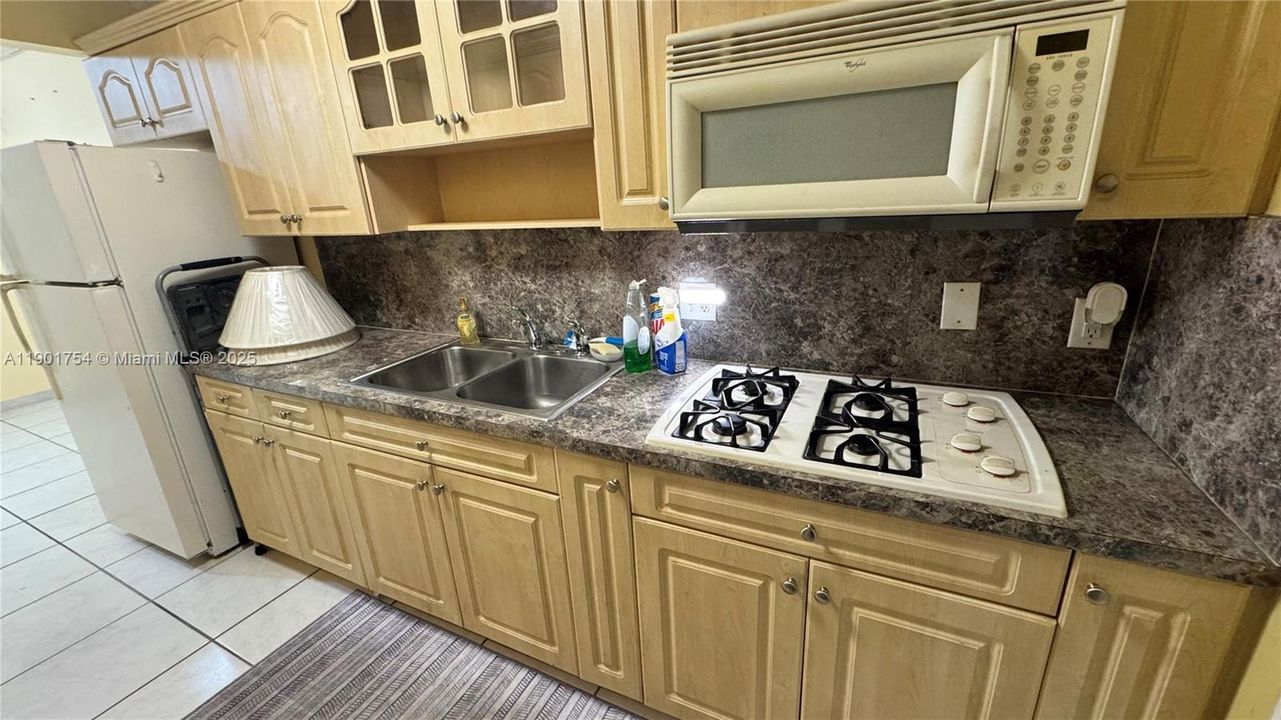 For Sale: $125,000 (1 beds, 1 baths, 691 Square Feet)