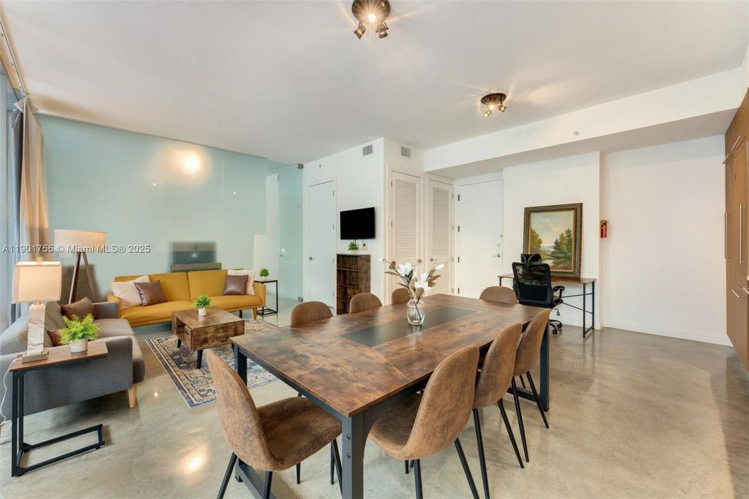 For Rent: $3,700 (1 beds, 1 baths, 720 Square Feet)