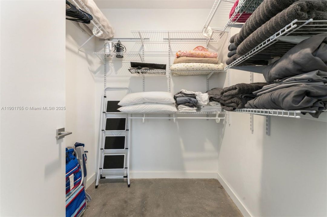 For Rent: $3,700 (1 beds, 1 baths, 720 Square Feet)