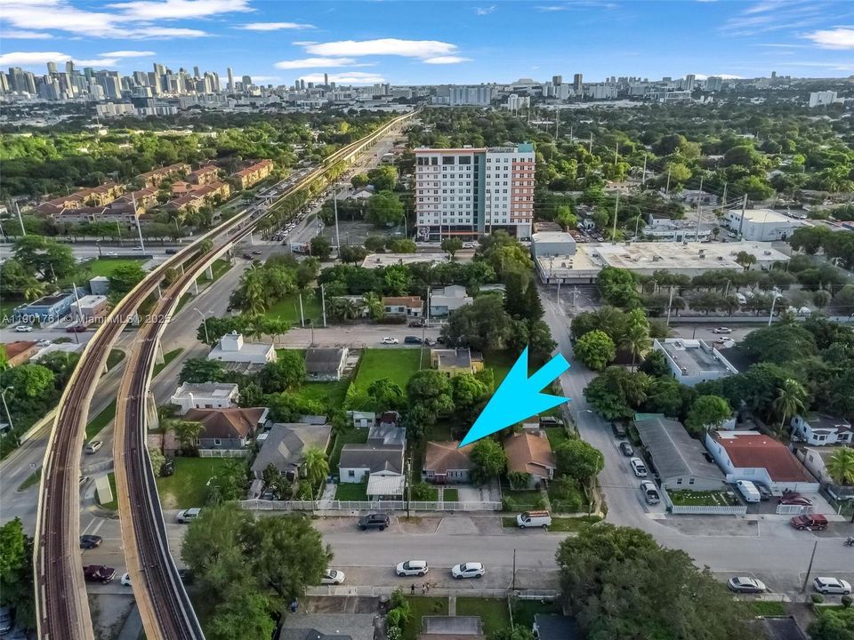 Active With Contract: $460,000 (2 beds, 2 baths, 928 Square Feet)