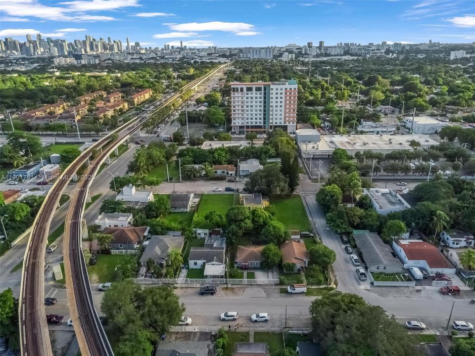 Active With Contract: $460,000 (2 beds, 2 baths, 928 Square Feet)