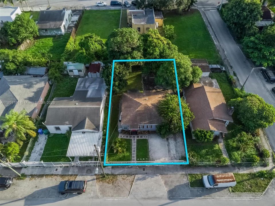 Active With Contract: $460,000 (2 beds, 2 baths, 928 Square Feet)