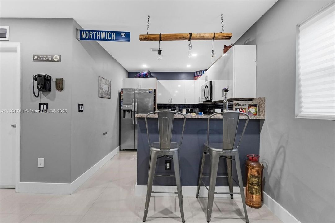 Active With Contract: $460,000 (2 beds, 2 baths, 928 Square Feet)