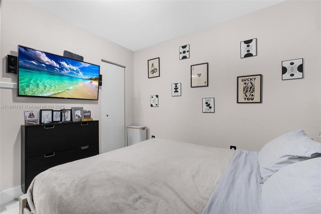 Active With Contract: $460,000 (2 beds, 2 baths, 928 Square Feet)