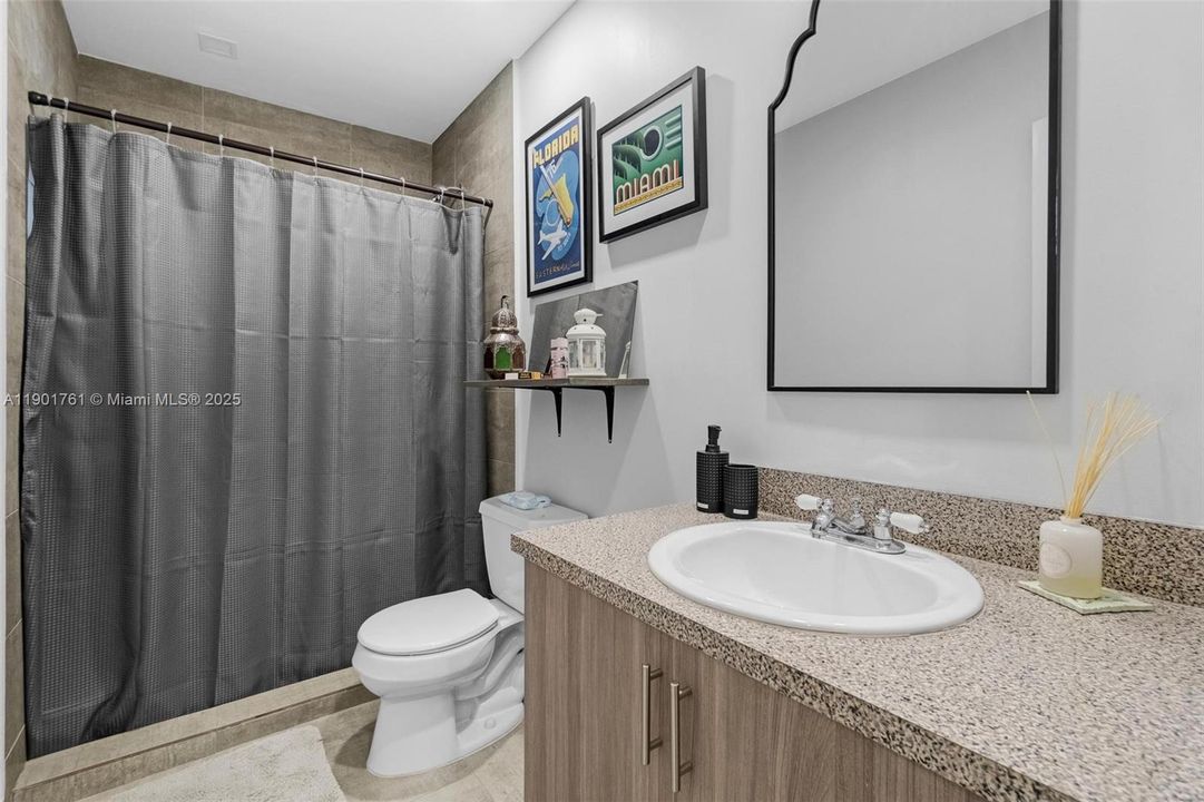 Active With Contract: $460,000 (2 beds, 2 baths, 928 Square Feet)