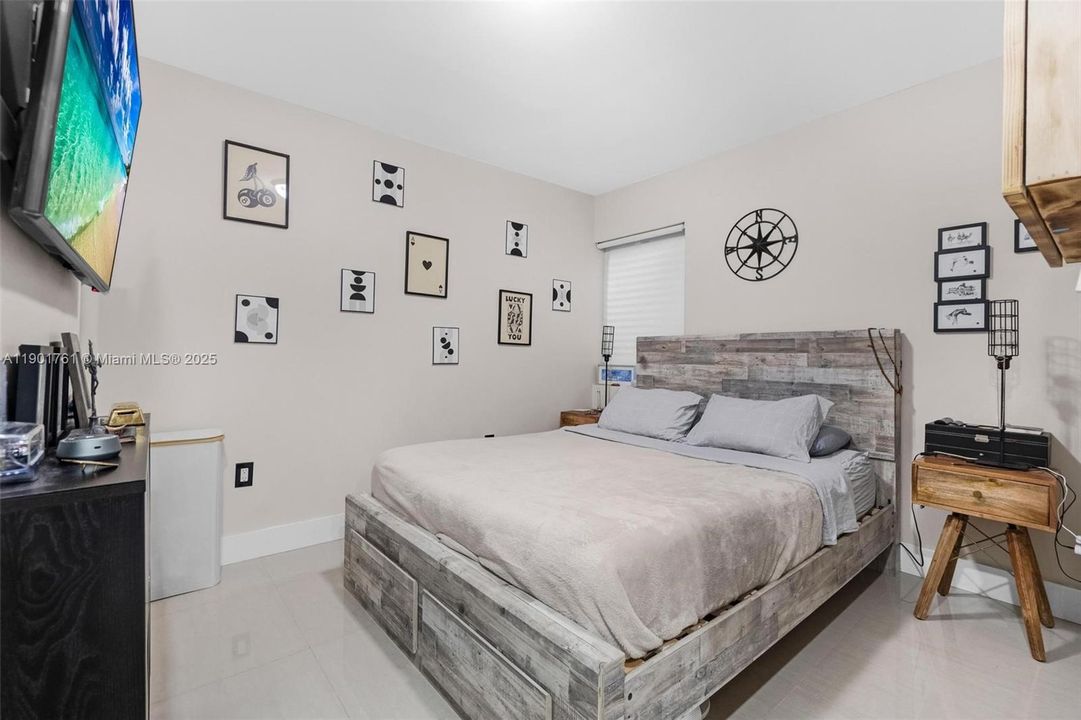 Active With Contract: $460,000 (2 beds, 2 baths, 928 Square Feet)