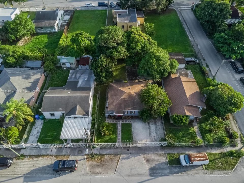 Active With Contract: $460,000 (2 beds, 2 baths, 928 Square Feet)