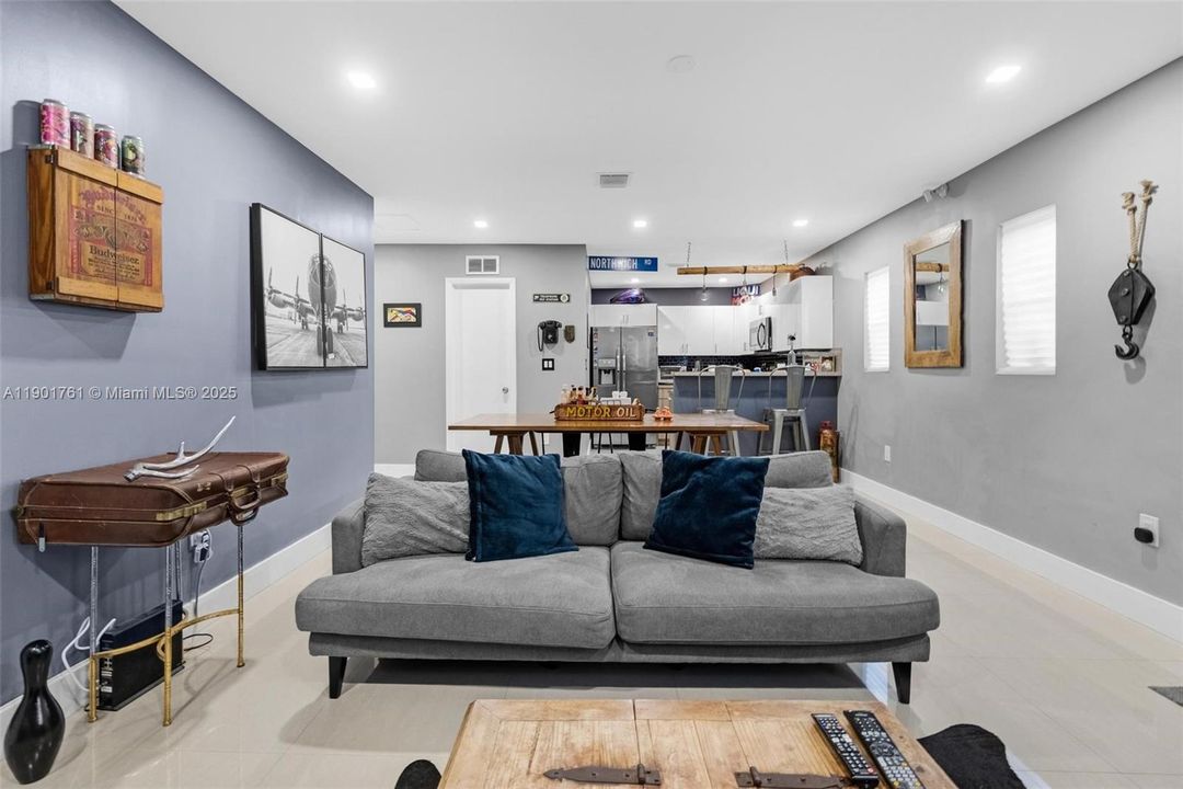 Active With Contract: $460,000 (2 beds, 2 baths, 928 Square Feet)