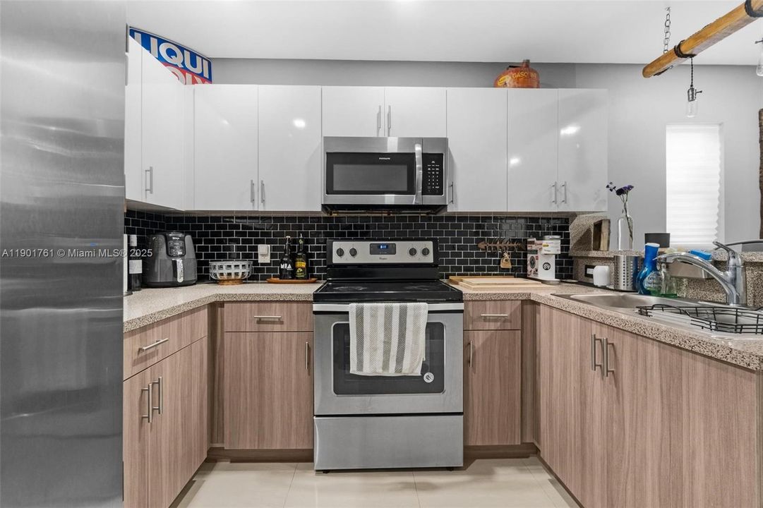 Active With Contract: $460,000 (2 beds, 2 baths, 928 Square Feet)