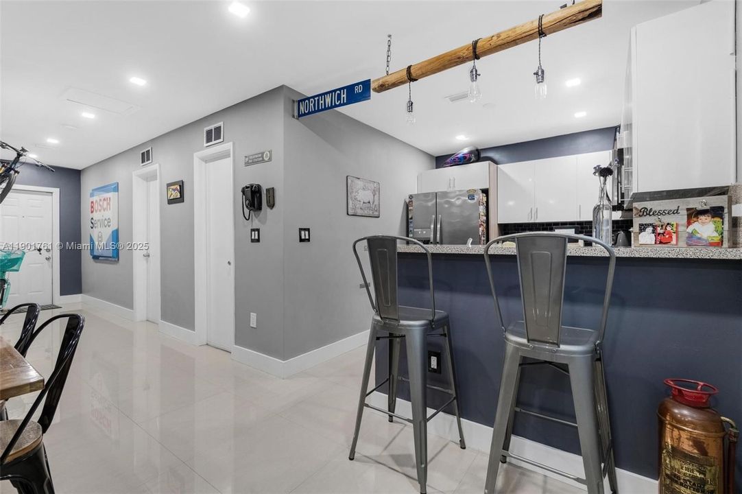 Active With Contract: $460,000 (2 beds, 2 baths, 928 Square Feet)