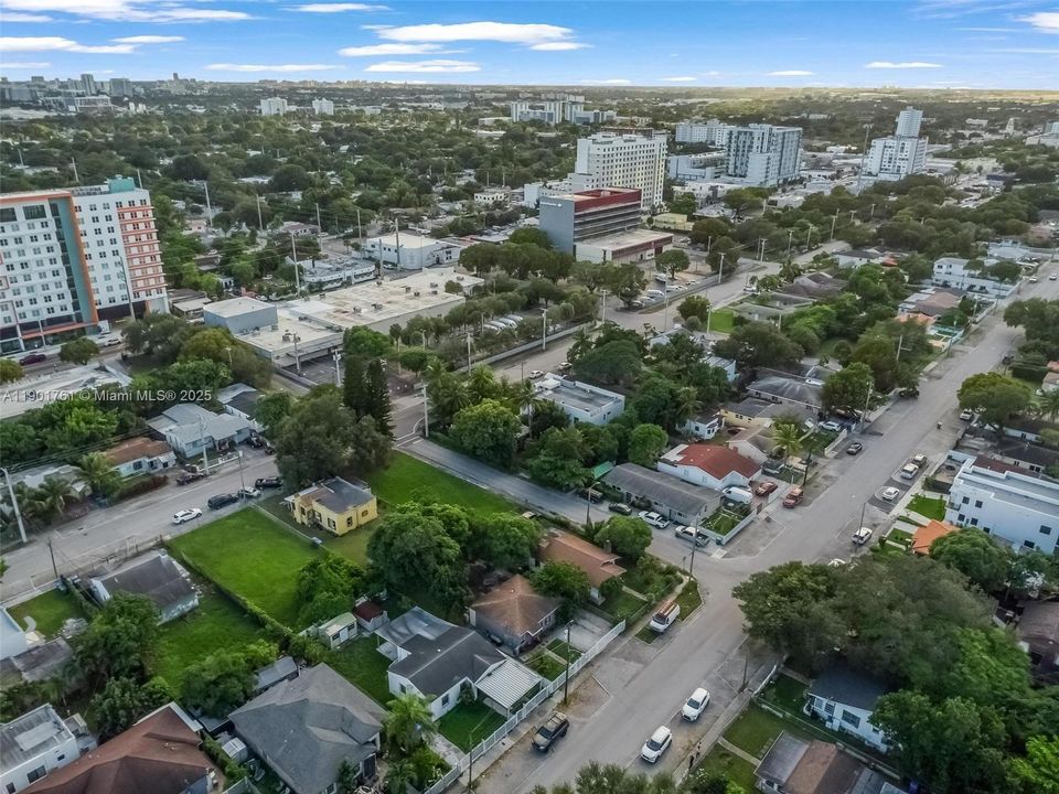 Active With Contract: $460,000 (2 beds, 2 baths, 928 Square Feet)