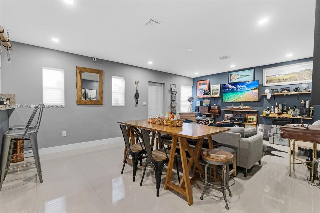 Active With Contract: $460,000 (2 beds, 2 baths, 928 Square Feet)