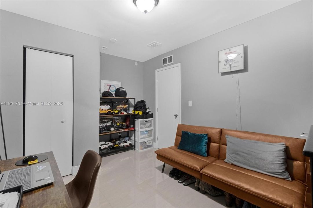 Active With Contract: $460,000 (2 beds, 2 baths, 928 Square Feet)